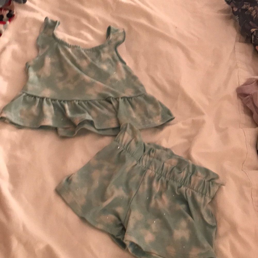 Matches top and shorts size12m
